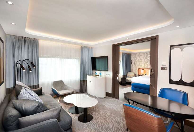 سوئیت با تخت بزرگ, Alrayyan Hotel Doha, Curio Collection By Hilton