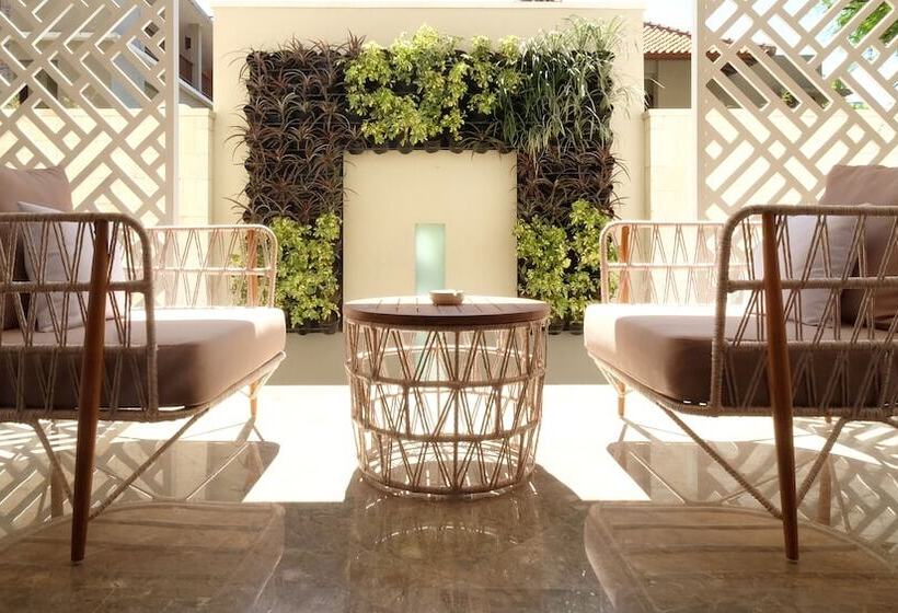 Полулюкс Одноместный с Террасой, The Bandha Hotel & Suites