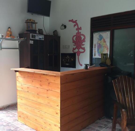 Кровать в Общей Комнате, Damith Guest House