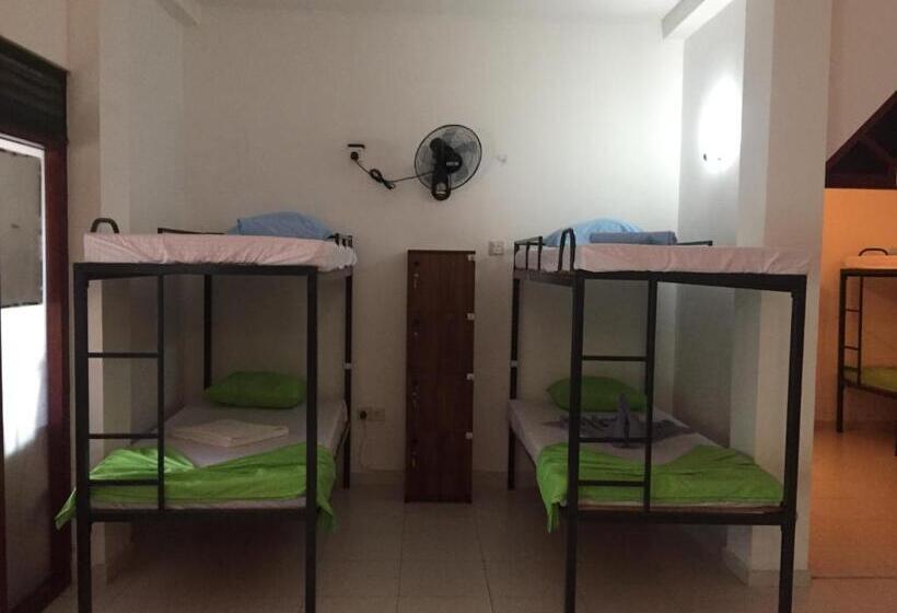 Кровать в Общей Комнате, Damith Guest House