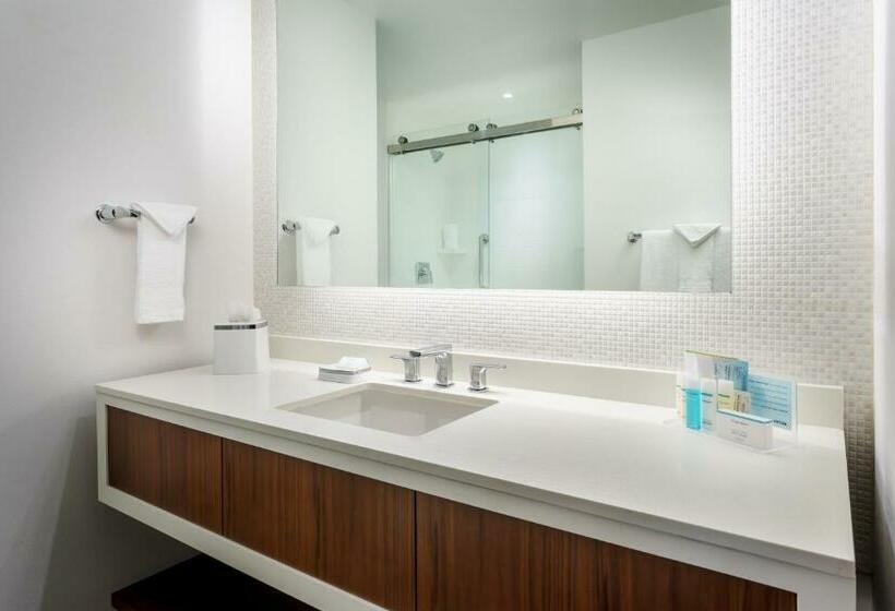 带大床的标准工作室, Hampton Inn & Suites Santa Monica