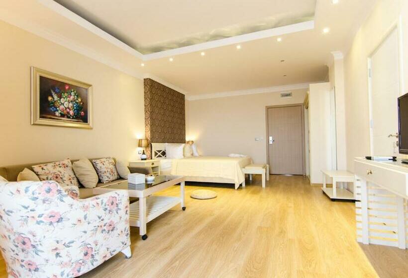 Standard Room with Balcony Side Sea View, Phoenicia Luxury