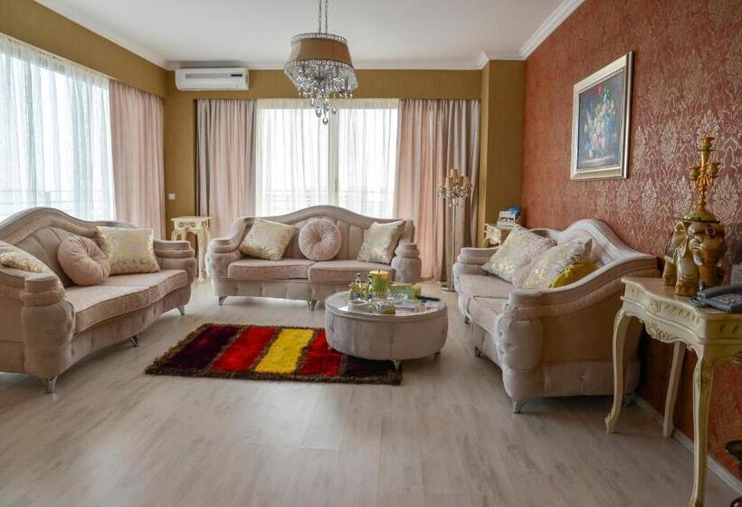 سوییت لوکس, Phoenicia Luxury