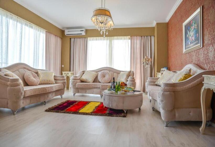 سوییت لوکس, Phoenicia Luxury