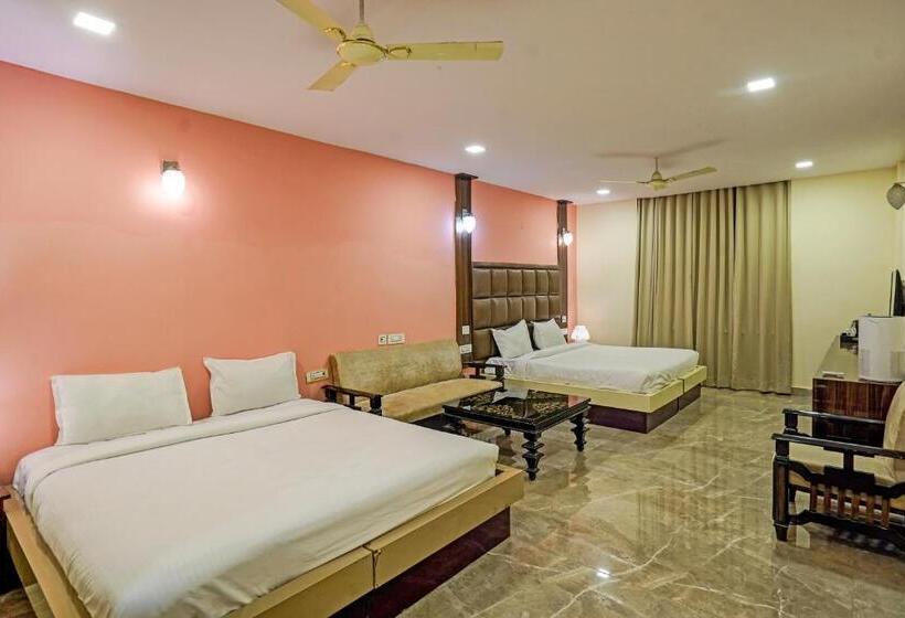Трехместный Номер Deluxe, Collection O Riveria Resort