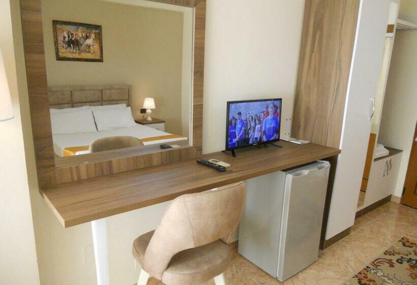 Superior Room, Onorato