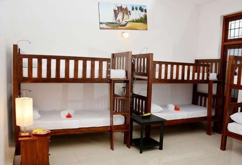 سرير فى غرفة مشتركه, Colombo Mount Beach