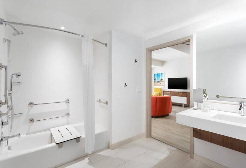 Номер Стандарт с Балконом, Courtyard By Marriott Santa Monica