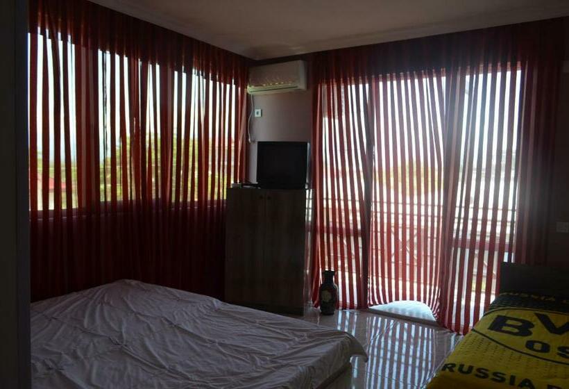 اتاق استاندارد سه تخته با بالکن, Near The Sea