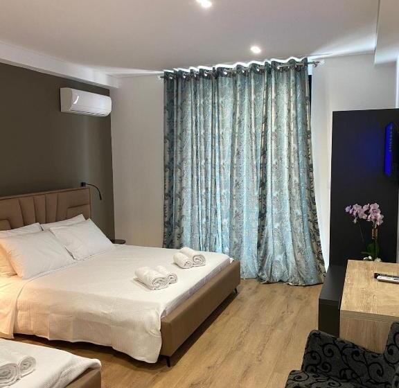 اتاق استاندارد سه تخته با بالکن, Augusto Rooms