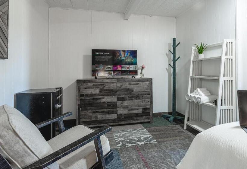 Студия Deluxe, Copperhead Lodge