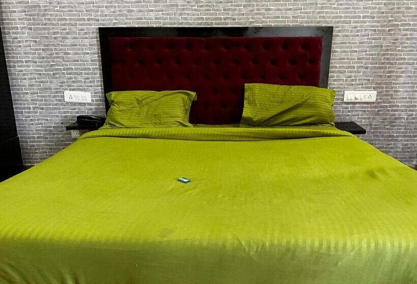 Quarto Deluxe, Unitech Cyber Park Gurgaon