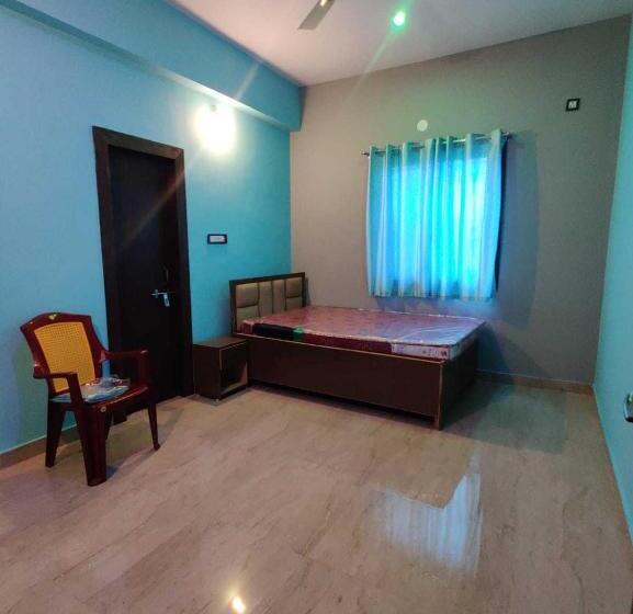 Трехместный Номер Классика, Oyo Radha Mohan Inn