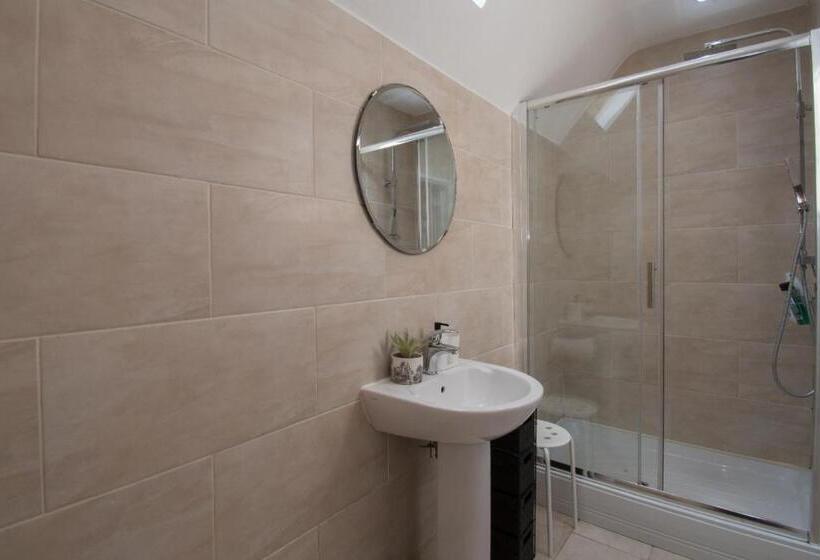اتاق لوکس با تخت بزرگ, Elegant And Spacious Private Room With Ensuite