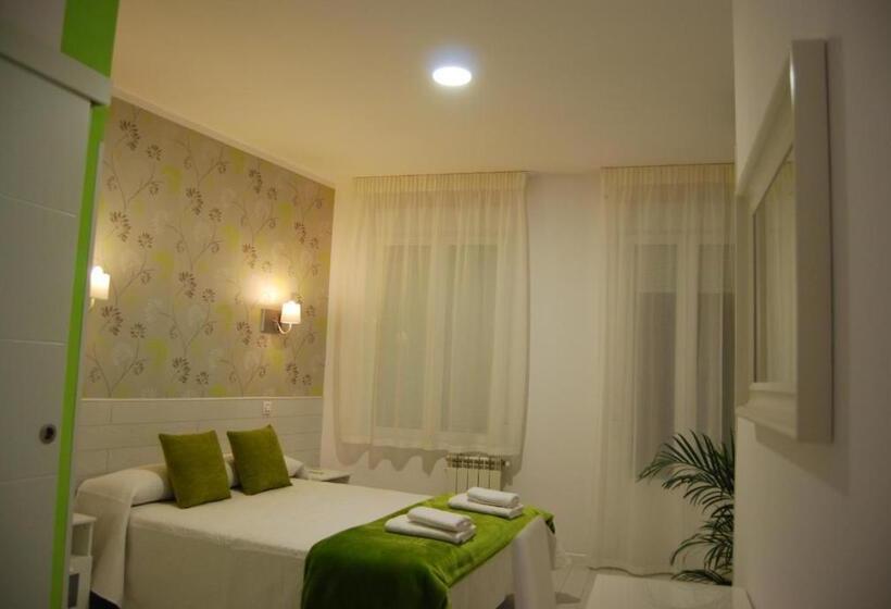 اتاق لوکس با تراس, Hostal Petite Maman