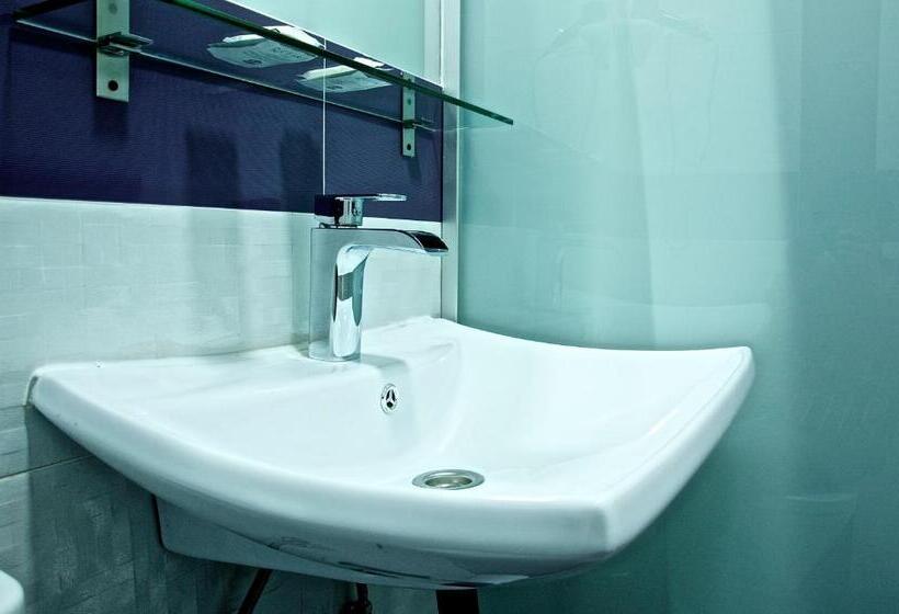 اتاق لوکس با تراس, Hostal Petite Maman