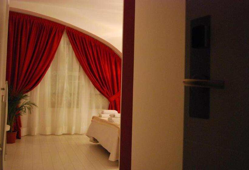 اتاق لوکس با چشم‌انداز شهر, Hostal Petite Maman