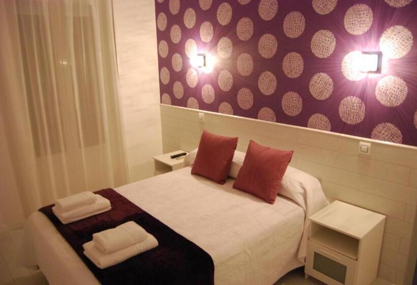 اتاق سوپریور سه تخته, Hostal Petite Maman