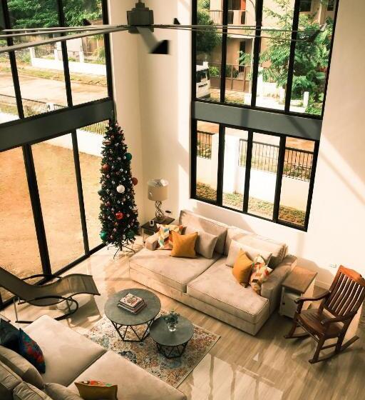 اتاق خانوادگی, Adora S Place   Family Room