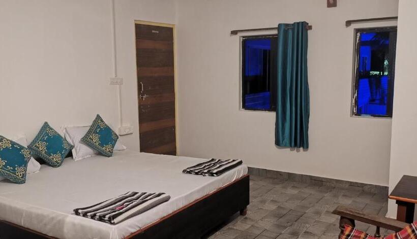 Quarto Deluxe, Cocks Town