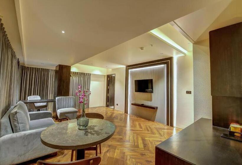 带城市景观的套间, Regenta Central Javaji Mysore