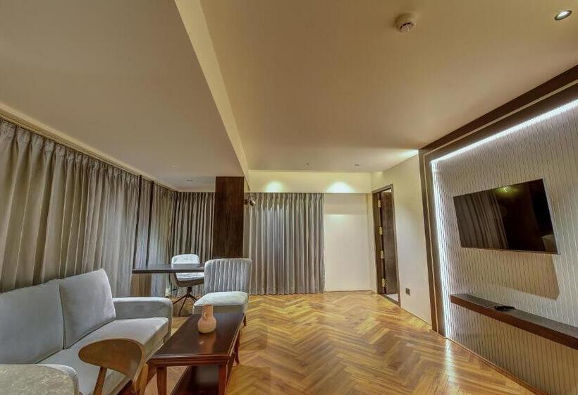 带城市景观的套间, Regenta Central Javaji Mysore