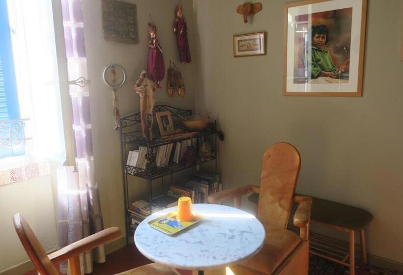 Quarto Estandar Banheiro Compartilhado, Tombe La Nèfle