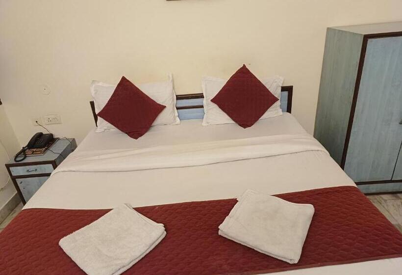 Номер Deluxe, V Inn Sindhi Camp