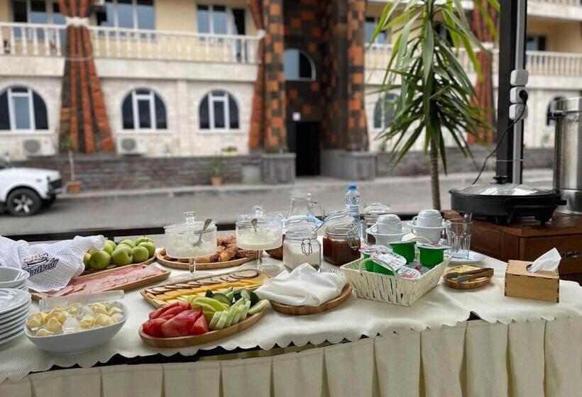 سوییت با چشم‌انداز کوه, Grand Hotel Kapan, Armenia