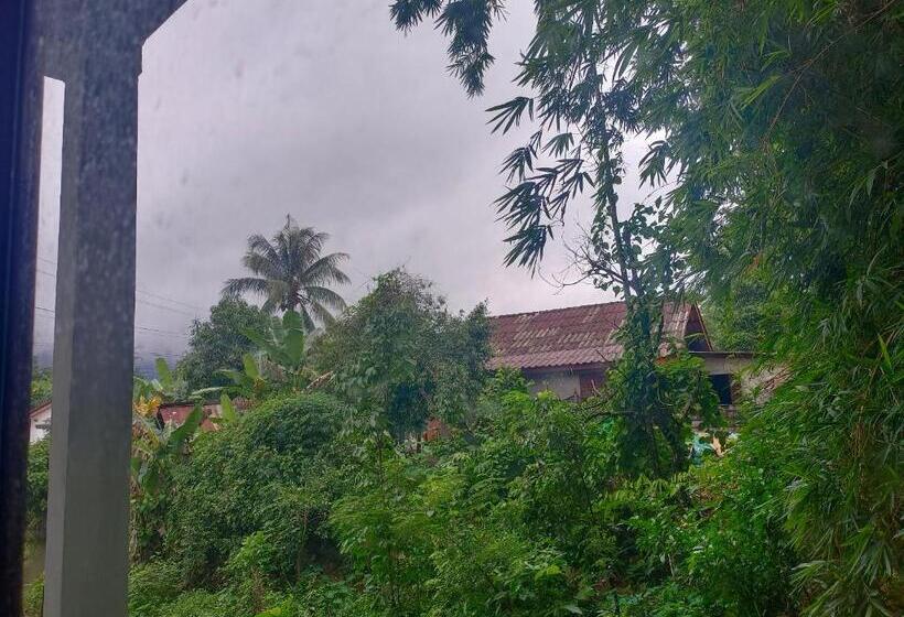 Номер Стандарт Вид на Сад, Vang Vieng Champa