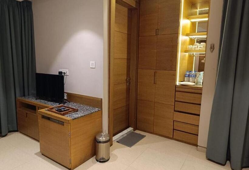 Suite, Mayfair Tower