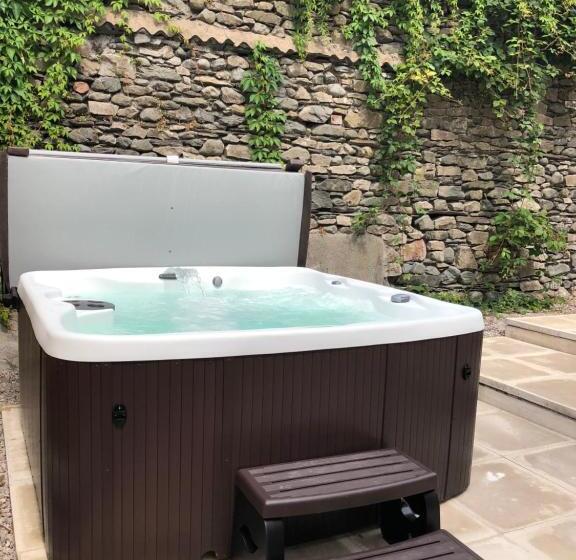 Дом 1 Спальня, The Lakes Getaway And Hot Tub