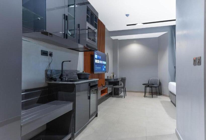 استودیوی لوکس, Gta Hotel Ikeja
