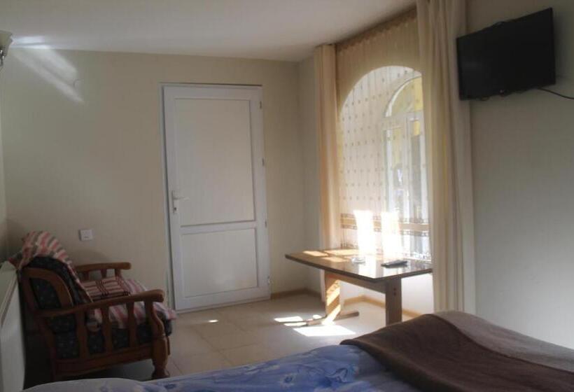 Quarto Estandar, Restaurant Kakhaberi