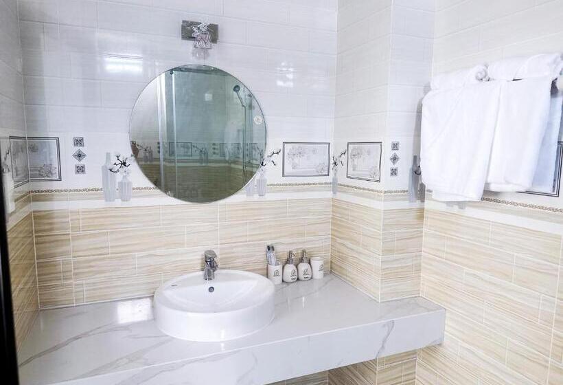 اتاق لوکس, Quốc Hương