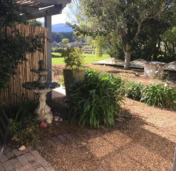 اتاق استاندارد چهارنفره با چشم‌انداز باغ, In The Vine Country Manor Guesthouse
