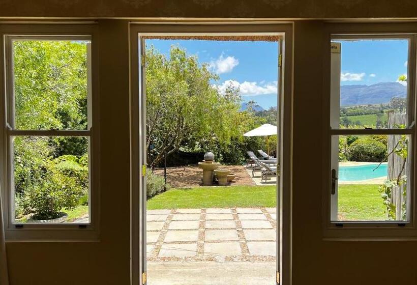 اتاق استاندارد با چشم‌انداز استخر, In The Vine Country Manor Guesthouse