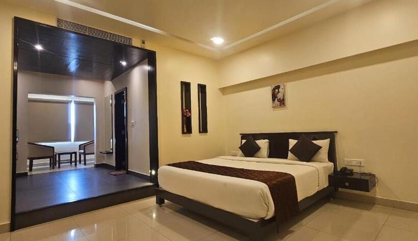 带大床的高级房间, Clover   A Rivido Hotel Jigani