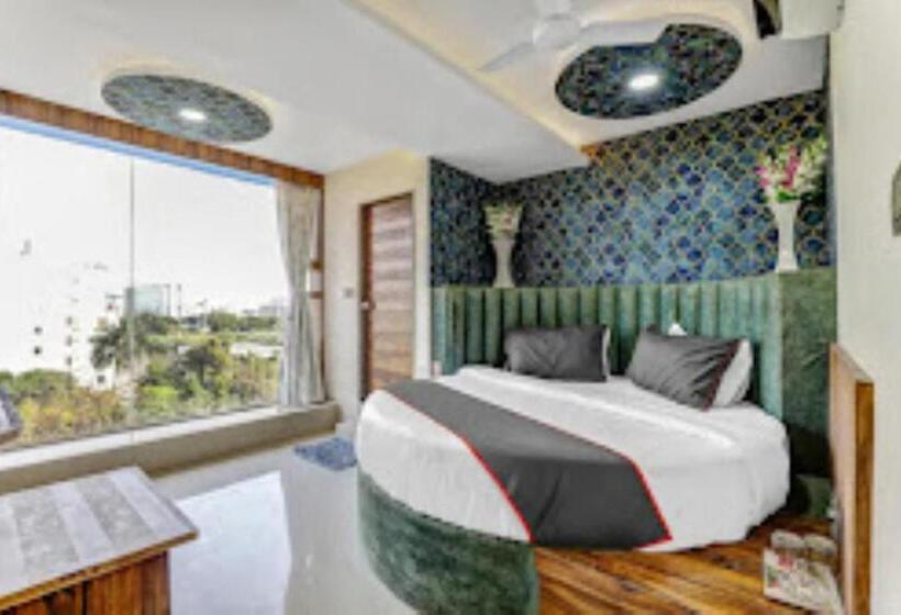 Номер Deluxe, Shree Pashupati Royal Vadodara