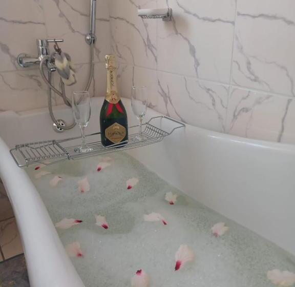 Номер Стандарт, Sbukosezwe Guest House