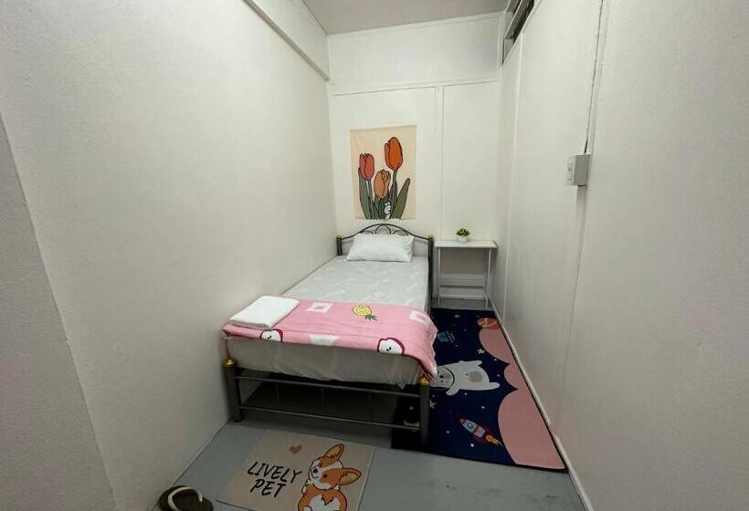 اتاق استاندارد یک تخته با سرویس بهداشتی مشترک, Madam Guesthouse