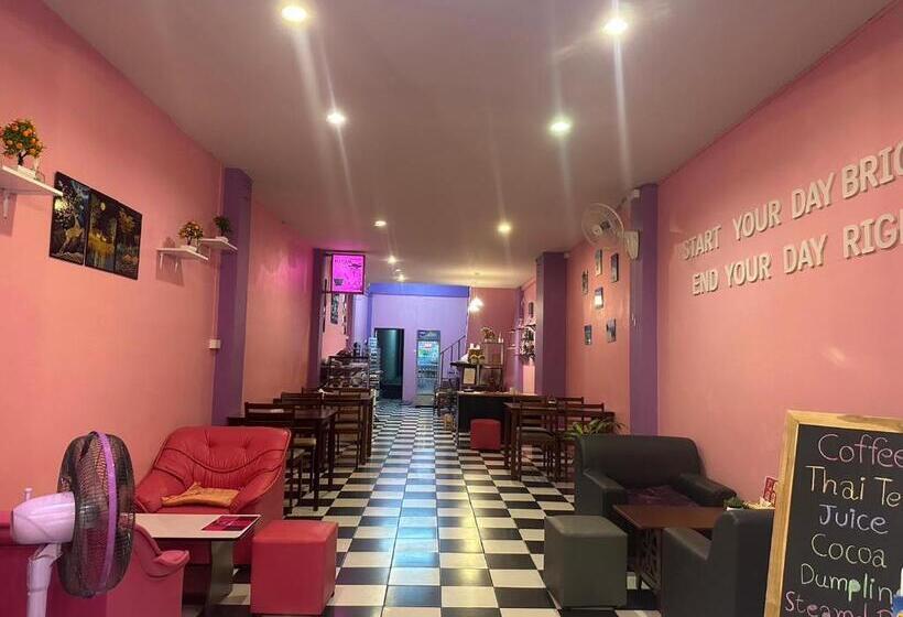 اتاق استاندارد سه تخته با سرویس بهداشتی مشترک, Madam Guesthouse