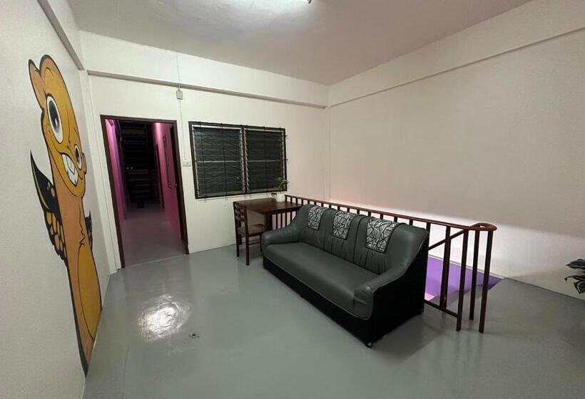 اتاق استاندارد سه تخته با سرویس بهداشتی مشترک, Madam Guesthouse