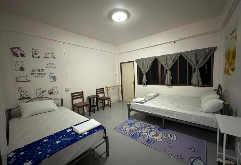 اتاق استاندارد سه تخته با سرویس بهداشتی مشترک, Madam Guesthouse