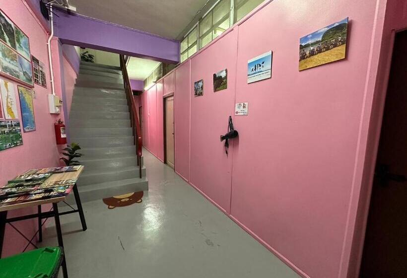 اتاق استاندارد یک تخته با سرویس بهداشتی مشترک, Madam Guesthouse