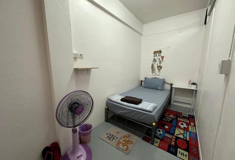 اتاق استاندارد یک تخته با سرویس بهداشتی مشترک, Madam Guesthouse
