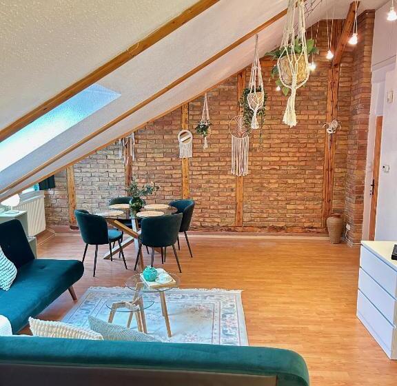 １ベッドルームアパートメント, Acme Apartments