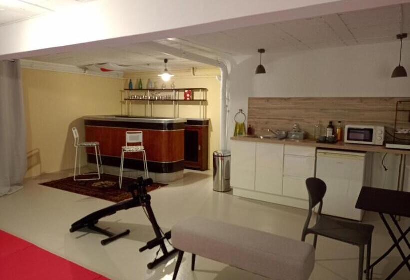 Номер Стандарт, Logement Indépendant Avec Parking Privé Et Terrasse, Au Calme
