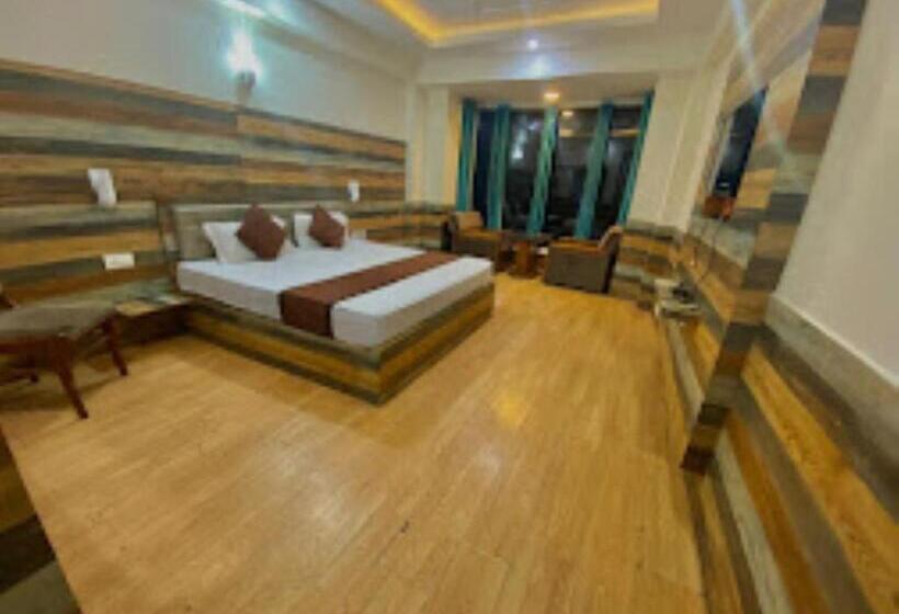 带大床的豪华间, Anupam Resort Dharamshala