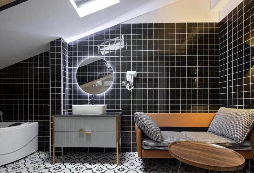 Номер Superior, Geometric  Home White Space B&b